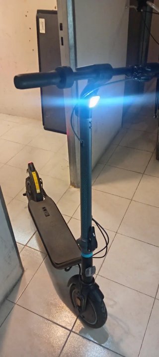 Patinete Eléctrico y casco.