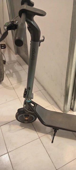 Patinete Eléctrico y casco.