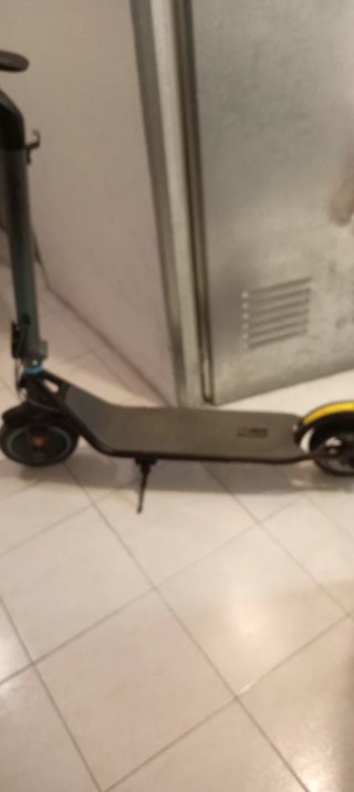 Patinete Eléctrico y casco.