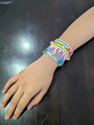 Pulseras hechas a mano con letras