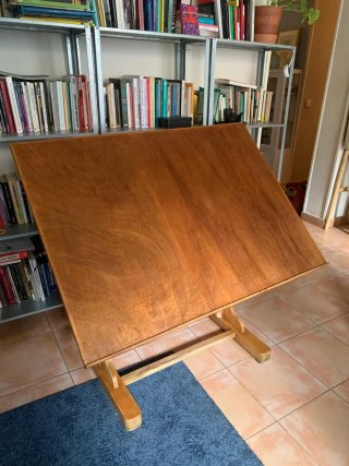 Mesa de dibujo antigua de madera
