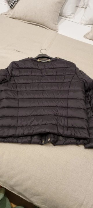 Chaqueta acolchada negra con cadena