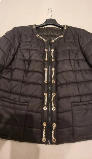 Chaqueta acolchada negra con cadena
