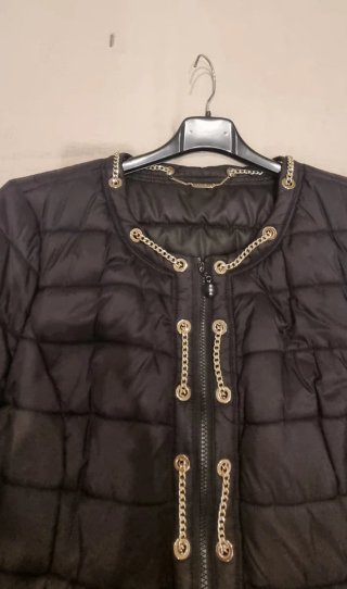 Chaqueta acolchada negra con cadena