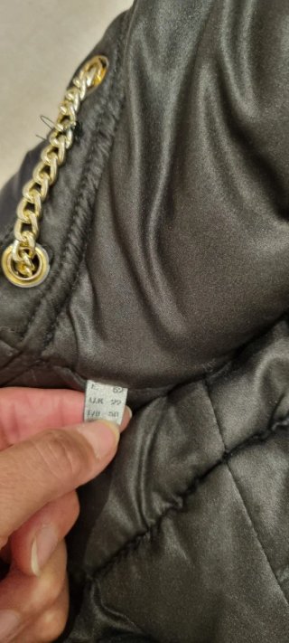 Chaqueta acolchada negra con cadena