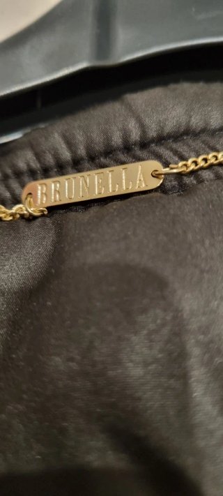 Chaqueta acolchada negra con cadena