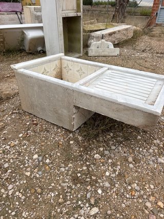 Fregadero de mármol con cubeta y tabla de lavar