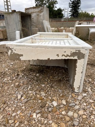 Fregadero de mármol con cubeta y tabla de lavar