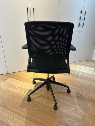 Silla de oficina giratoria negra