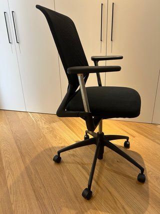 Silla de oficina giratoria negra