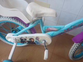 Bicicleta Frozen con ruedines para 5 a 7 años