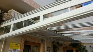 Pérgola de pared con toldo y techo móvil