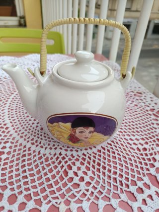 Tetera de cerámica blanca con diseño