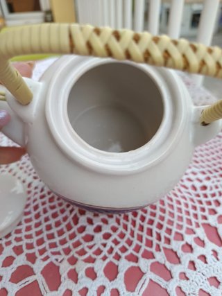 Tetera de cerámica blanca con diseño