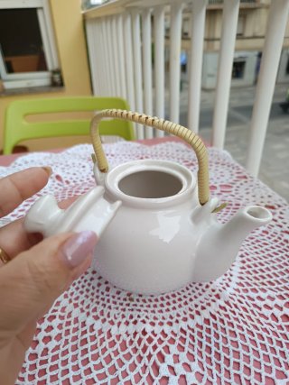 Tetera de cerámica blanca con diseño