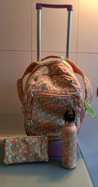 Mochila, carrito, estuche y termo