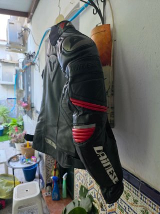 Chaqueta Dainese Moto Deportiva Negra Roja