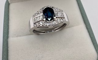 Anillo de oro 18 kt con zafiro y diamantes