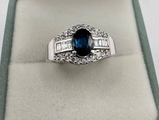 Anillo de oro 18 kt con zafiro y diamantes