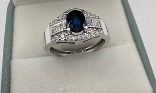 Anillo de oro 18 kt con zafiro y diamantes
