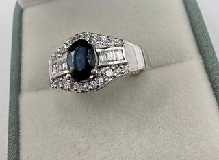 Anillo de oro 18 kt con zafiro y diamantes