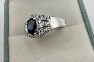 Anillo de oro 18 kt con zafiro y diamantes