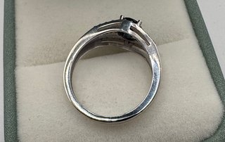 Anillo de oro 18 kt con zafiro y diamantes