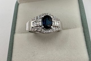 Anillo de oro 18 kt con zafiro y diamantes