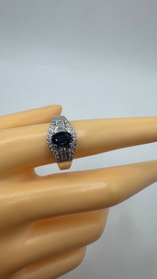Anillo de oro 18 kt con zafiro y diamantes