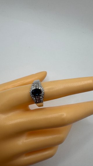 Anillo de oro 18 kt con zafiro y diamantes