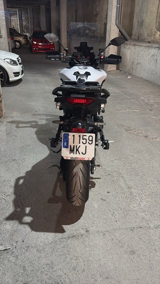 Yamaha Tracer 9 GT Blanca y Dorada