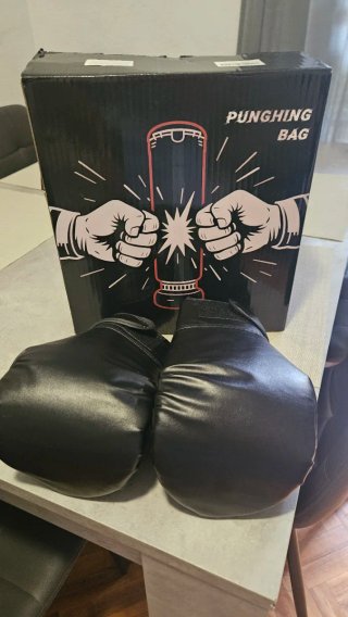 Saco de boxeo con guantes negros
