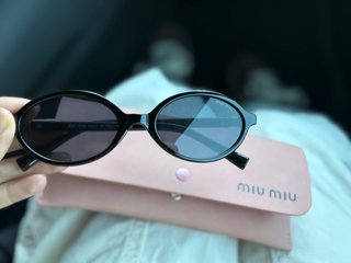 Gafas de sol Miu Miu negras