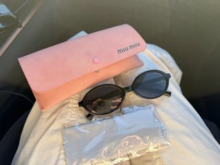 Gafas de sol Miu Miu negras