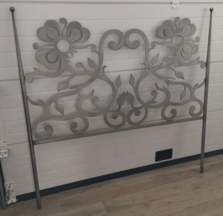 Cabecero metal floral gris
