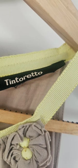 Camiseta Tintoretto con abalorios y cuello amarill