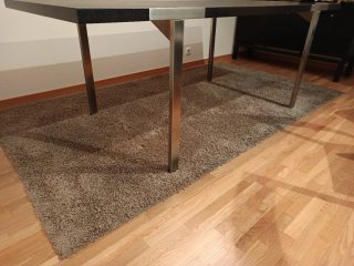Alfombra de tela marrón y gris