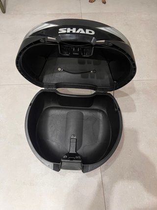 Baúl SHAD SH39 Carbono 39L + Soportes