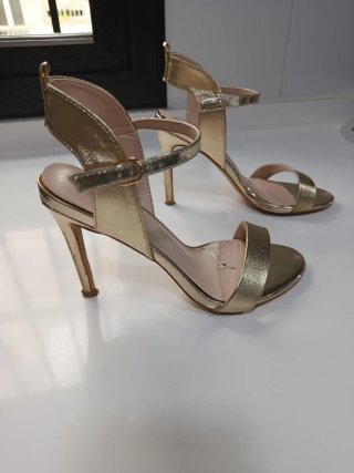 Zapatos de tacón dorados Colour Cherie