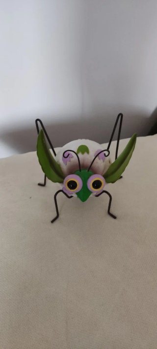 Figura decorativa de insecto
