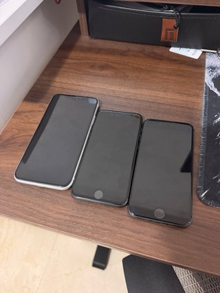 iPhone 8 y XR (Negro y Blanco)