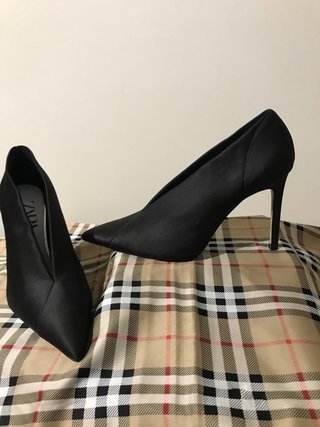 Zapatos de tacón Zara raso negro