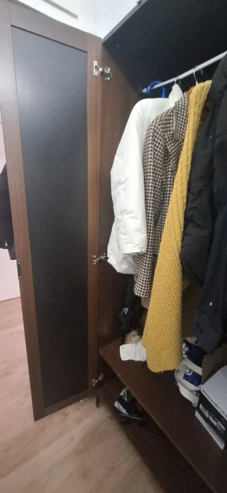 Armario madera con puerta espejo