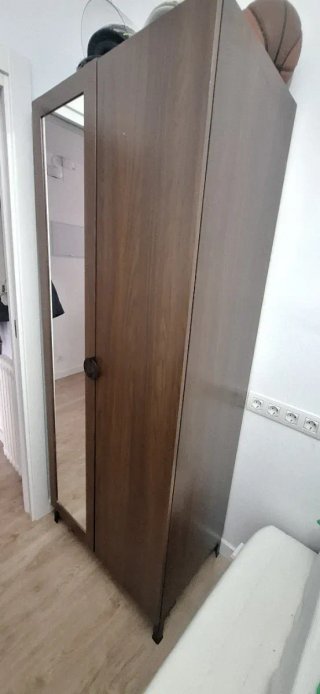 Armario madera con puerta espejo