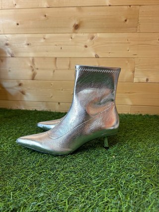 Botines plateados tacón kitten Stradivarius T36