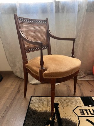 Sillón vintage madera rejilla y terciopelo