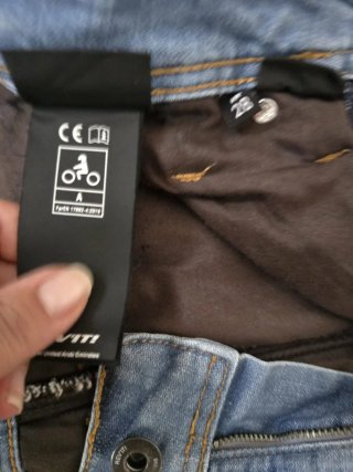 Pantalón vaquero moto Revit