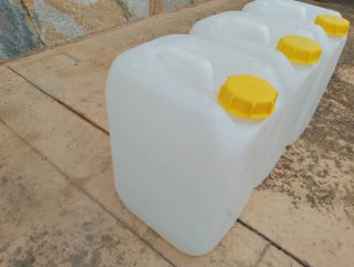 3 Garrafas 10L Plástico con Tapa Amarilla