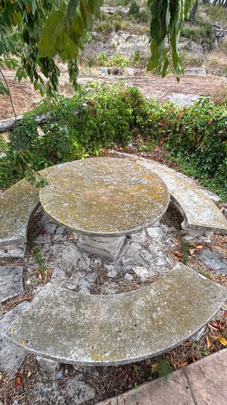 Mesa y bancos de piedra antiguos