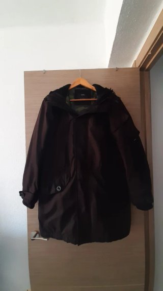 Parka negra con capucha y forro interior